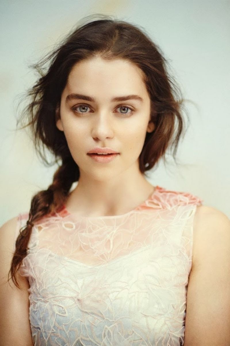 Emilia Clarke Vogue Magazine Uk December Issue_1