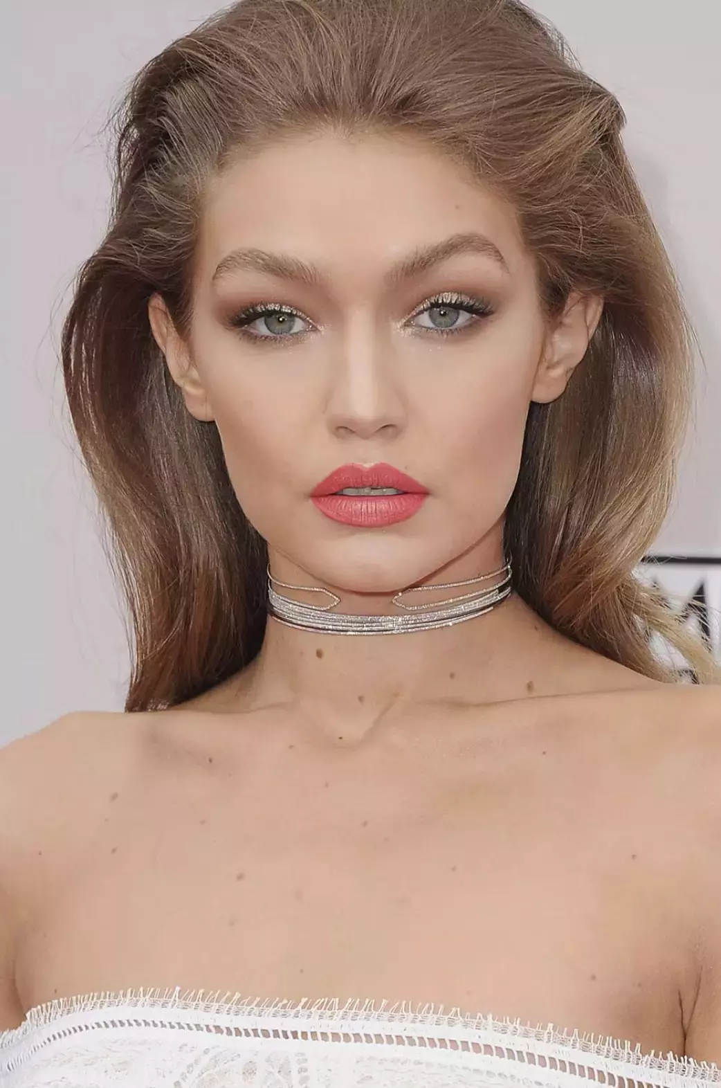 Gigi Hadids Contoured Cheekbones For Christmas