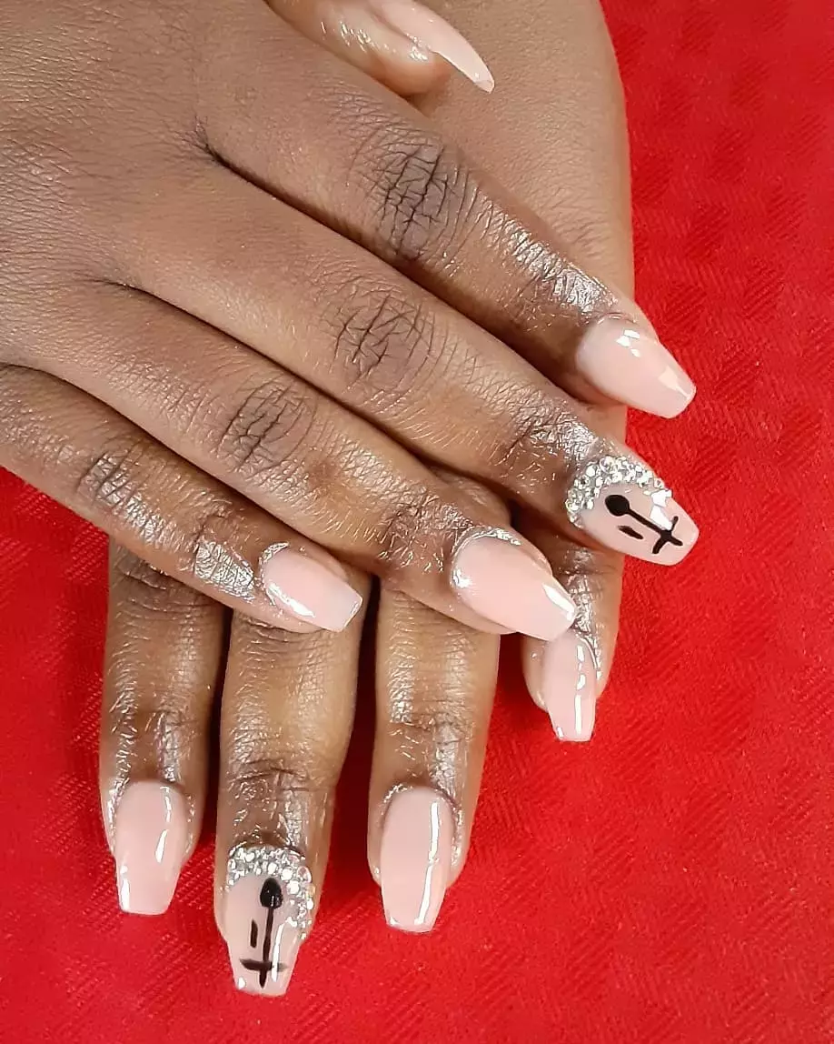 This Minimalist Nail Art For Kwanzaa