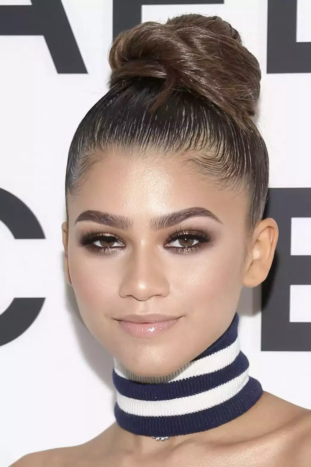 Zendayas Shimmery Smokey Eye For Christmas